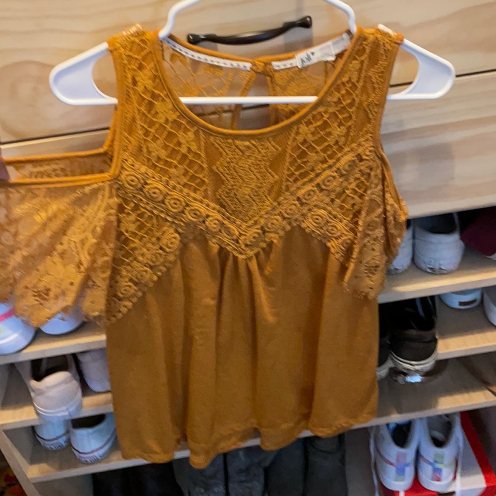 Cold shoulder top, lace details